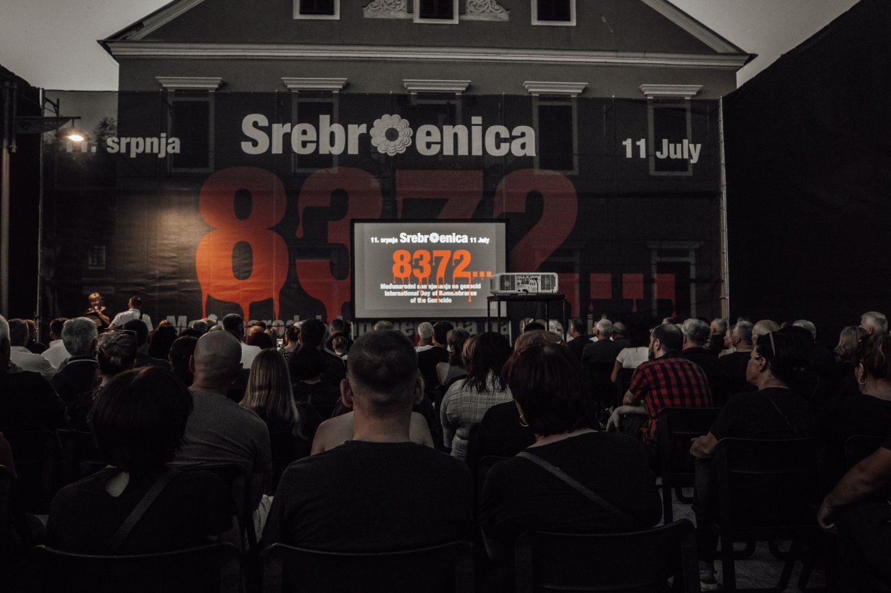 U Biogradu odana počast žrtvama Srebrenice, ispred gradske uprave prikazivani isječci iz francuskog filma 