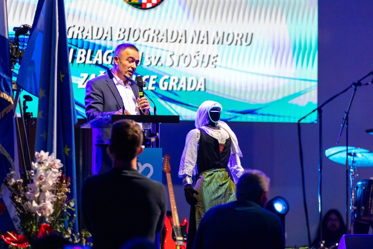 NITKO KAO BIOGRAD NA MORU Umjesto gradonačelnika Kneza govorila robotica Tonka, prvi humanoidni robot u Hrvatskoj